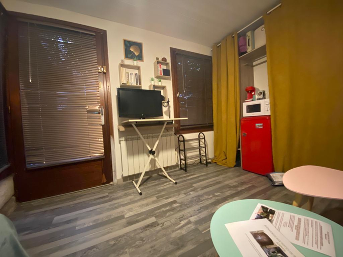 Others 5, Studio nestled in an interior courtyard with independent entrance, private patio, Hérault