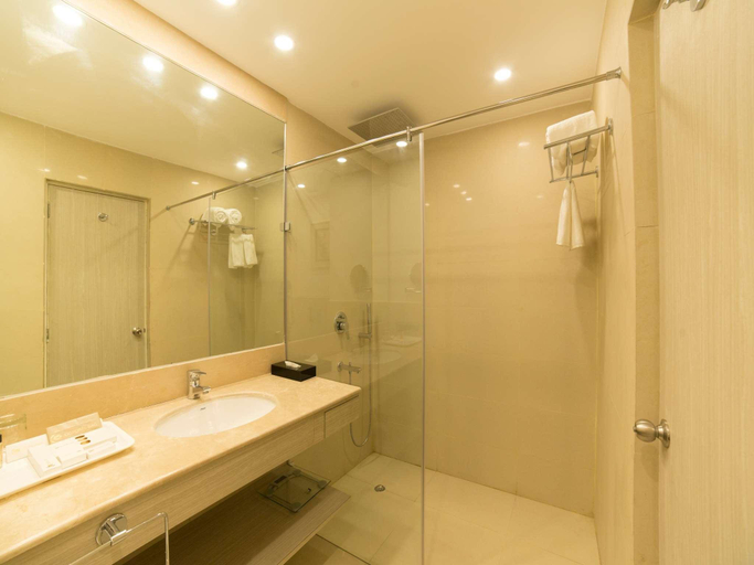 Bathroom 5, Golden Tulip Salt Lake City Kolkata, North 24 Parganas
