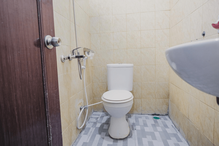 Bathroom 3, RedDoorz Syariah near Kebun Raya Liwa, West Lampung