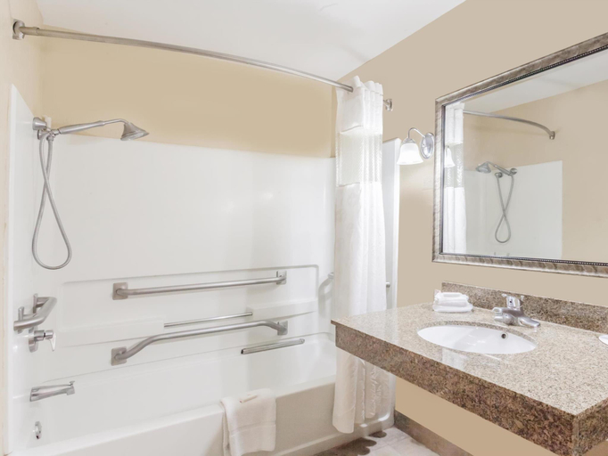 Bathroom 4, Ramada by Wyndham La Vergne/Nashville, Rutherford