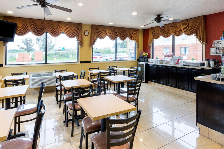 Food & Drinks 4, Super 8 By Wyndham Richmond, Madison