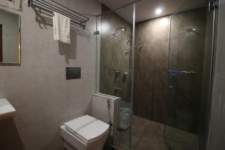 Bathroom 4, Sri Maharaja Inn, Visakhapatnam