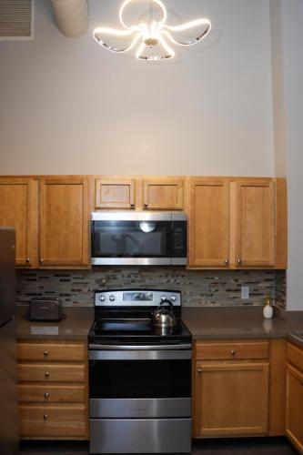 The Lodge,Pets Ok, WiFi, Near Hospital, KingBed, Monument Circle, Marion