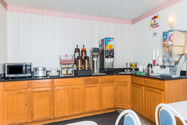 Food & Drinks 5, Super 8 by Wyndham Front Royal, Warren