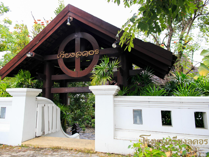 Exterior & Views 21