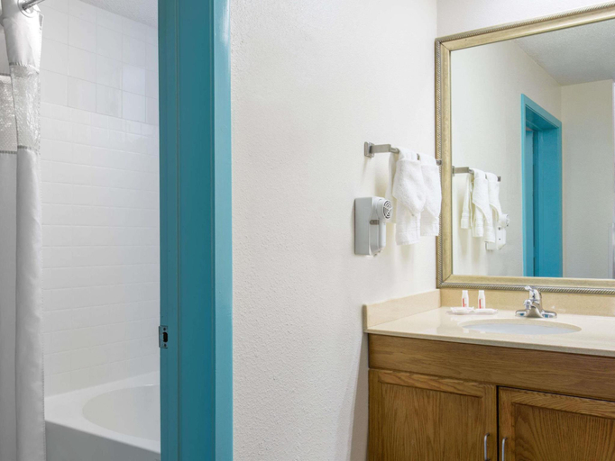 Bathroom 4, Howard Johnson by Wyndham Ocala FL I-75, Marion
