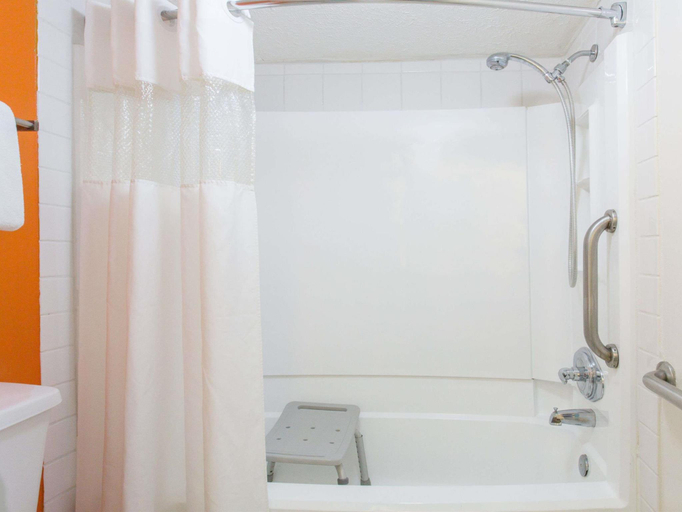 Bathroom 3, Howard Johnson by Wyndham Ocala FL I-75, Marion