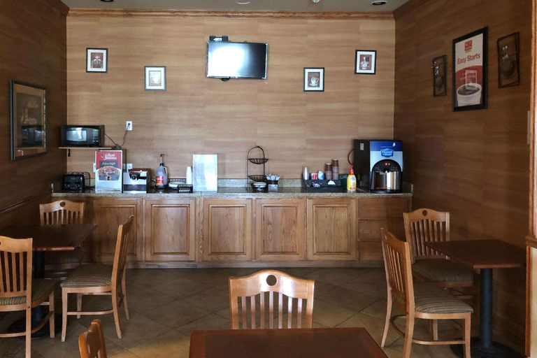 Food & Drinks 5, Econo Lodge Inn & Suites Bridgeport, Wise