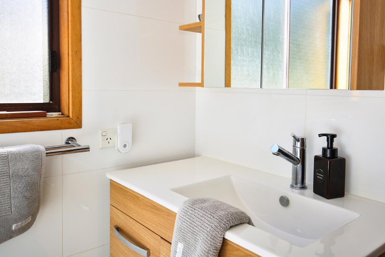 Bathroom 2, Siver Cabin, Shoalhaven - Pt B