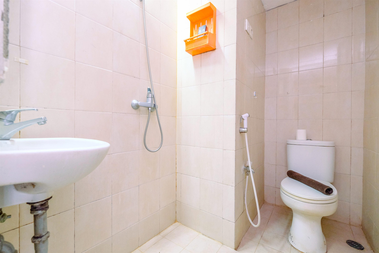 Bathroom 5, Nice Studio at Sahid Metropolitan Apartment By Travelio, Jakarta Selatan