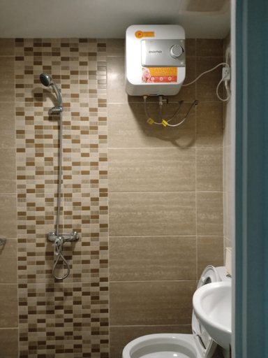 Bathroom 5, Nia Room at Student Castle Apartement, Sleman