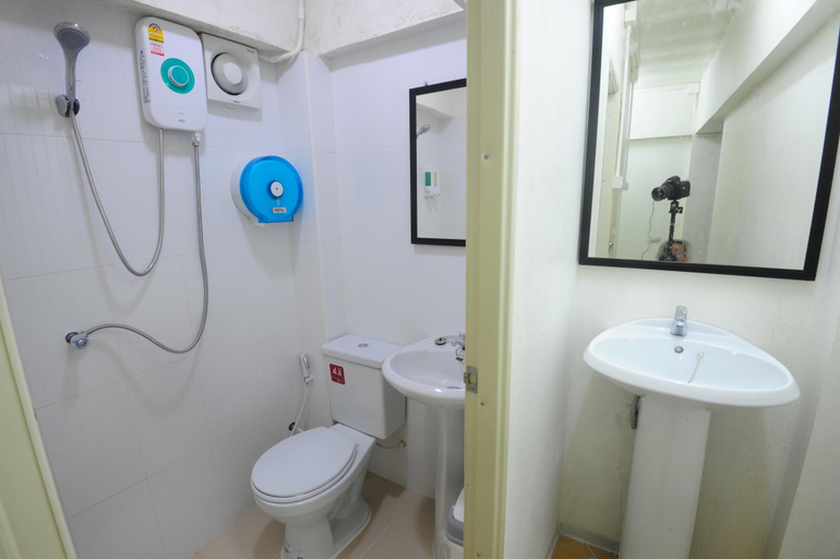 Bathroom 4, Voyagers Hostel, Mueang Krabi