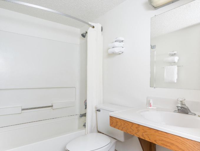 Bathroom 3, Super 8 by Wyndham Front Royal, Warren
