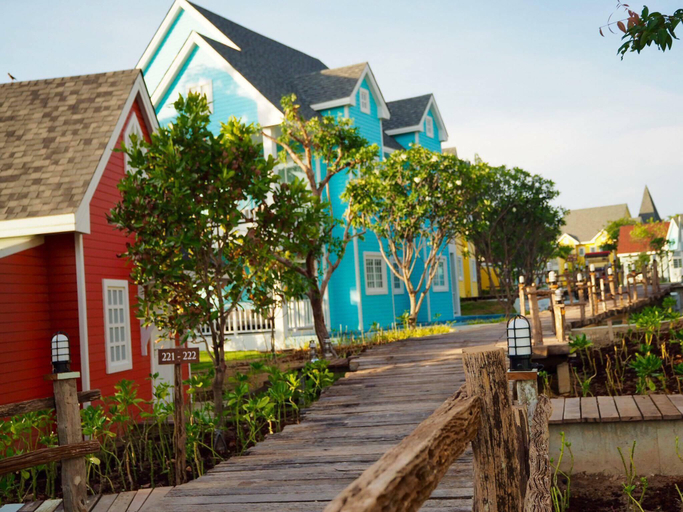 Exterior & Views