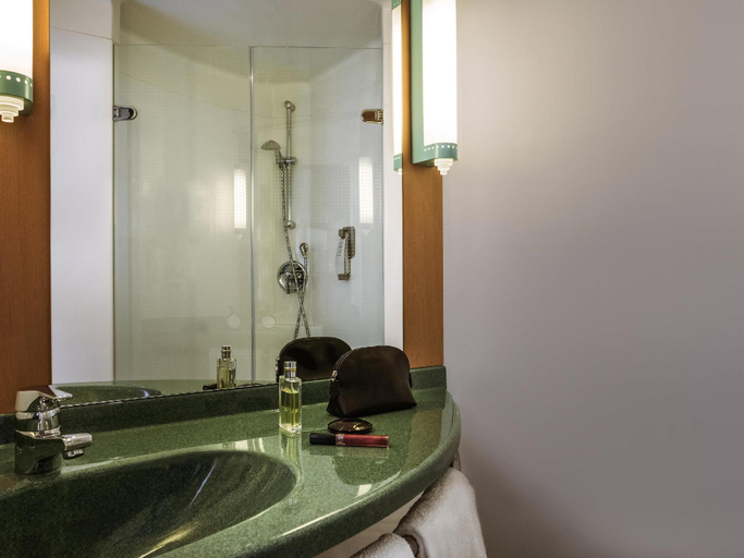 Bathroom 5, ibis Paris la Defense Courbevoie, Hauts-de-Seine