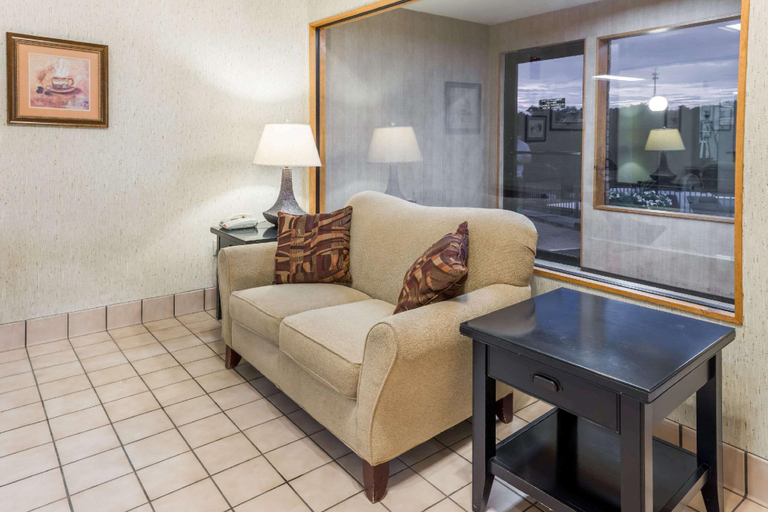 Public Area 2, Super 8 by Wyndham Hannibal, Marion