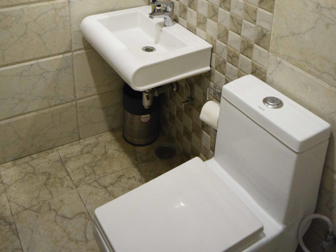 Bathroom 4, 21 Milestone Hotel & Resort, Delhi