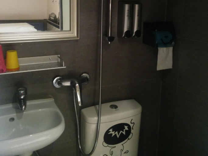 Bathroom 5, LEO Inn Hong Kong, Kowloon