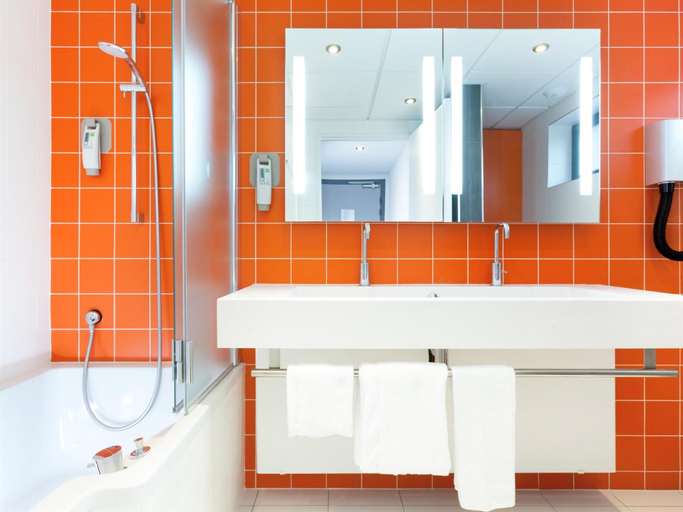 Bathroom 4, ibis Styles Paris Porte d'Orleans, Hauts-de-Seine