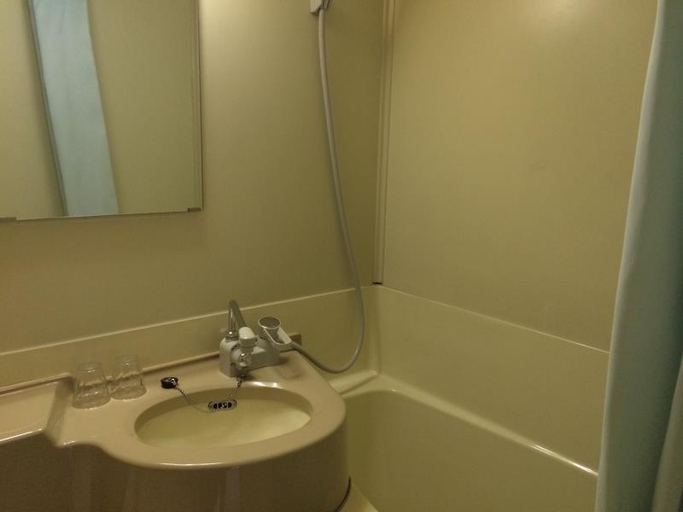 Bathroom 4, Handa Station Hotel, Handa