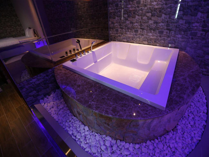 Bathroom 3, Bonita Grand Hotel, District 5