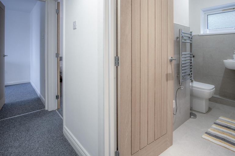 Bathroom 2, Pharmacy Court - 2 Bedroom Apartment - Saundersfoot, Pembrokeshire