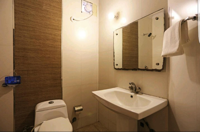 Bedroom 4, Hotel Unistar, West