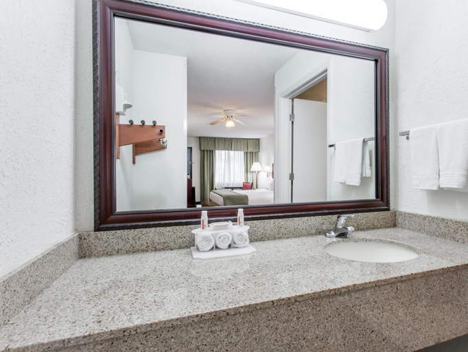 Bathroom 4, Baymont by Wyndham Manning, Clarendon