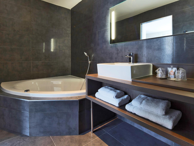 Bathroom 4, Kyriad Troyes Centre, Aube