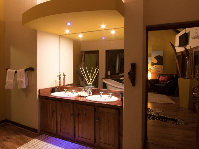Bathroom 4, PHUMELELO LODGE, Waterberg