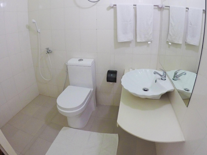 Bathroom 2, Kaafu Inn, Guraidhoo