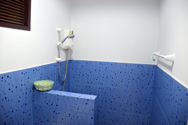 Bathroom 2, Baan Longhaad, Ko Lanta
