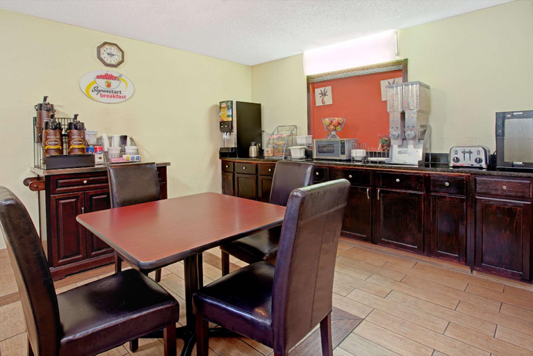 Food & Drinks 5, Super 8 by Wyndham Cincinnati/Springdale OH, Hamilton