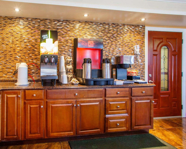 Food & Drinks 5, Rodeway Inn Meadowlands, Secaucus