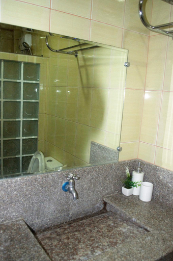 Bathroom 4, Manora Apartments and Guest House, Talisay City