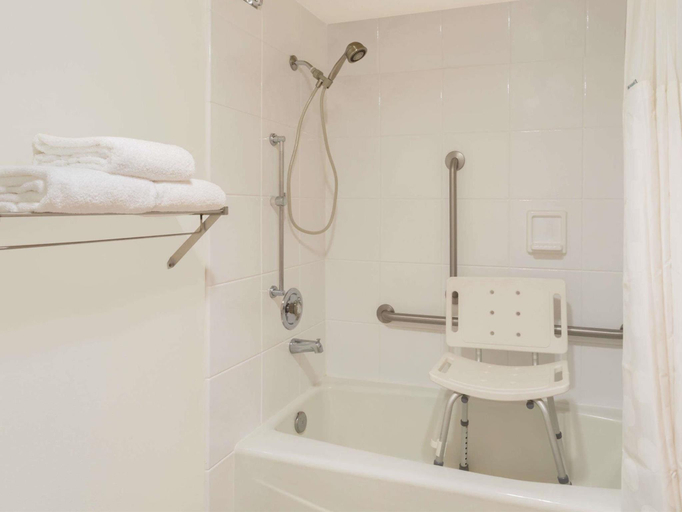 Bathroom 4, The Cairn Hotel, Iron