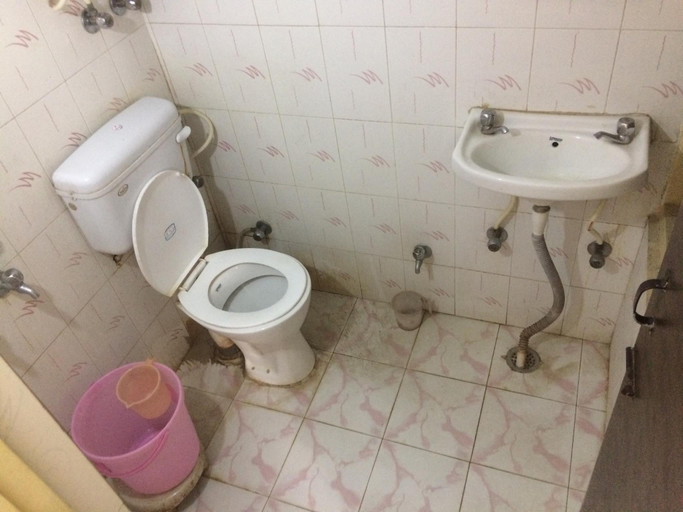 Bathroom, Hotel Konica Deluxe, Delhi