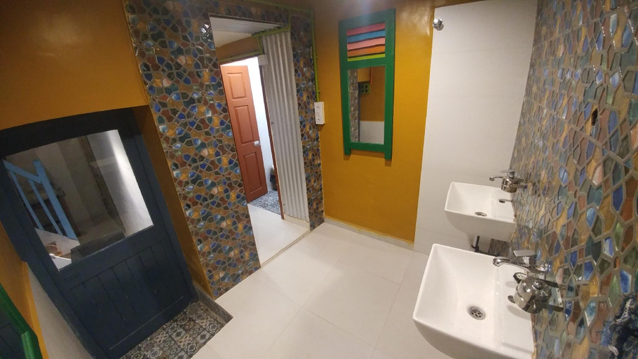 Bathroom 1, Namastey Mumbai Backpackers, Mumbai Suburban