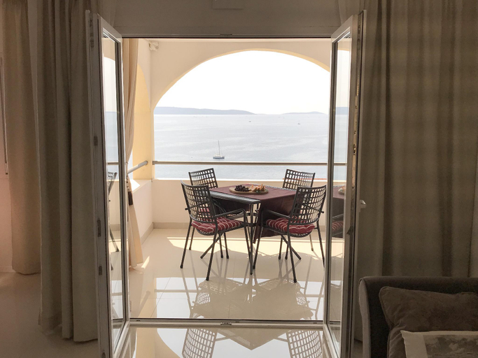 Others 4, sea view apt w/ swimming pool and jacuzzi a9, Trogir