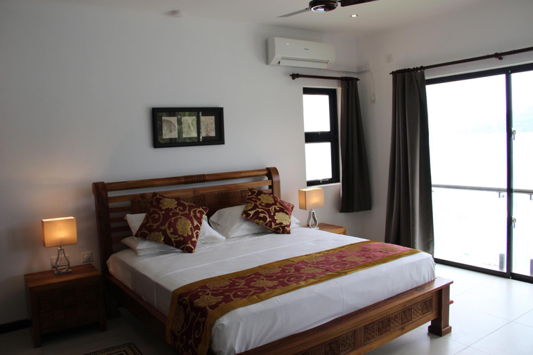Bedroom, surfers cove