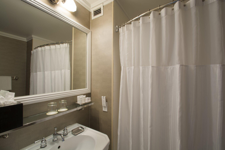 Bathroom 4, Sentinel, Multnomah