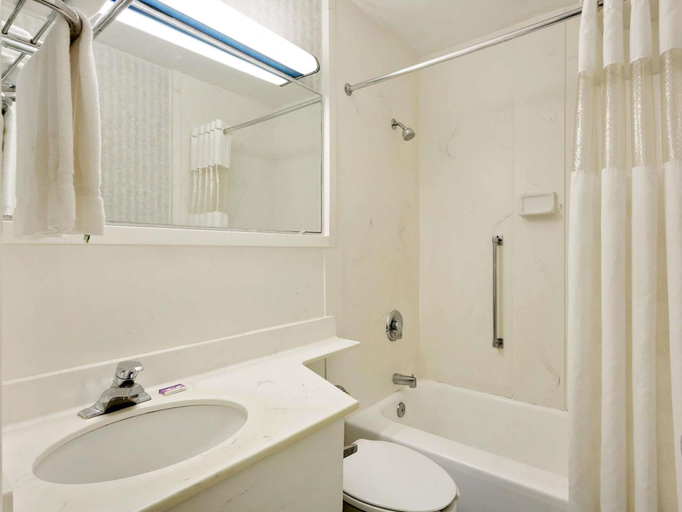Bathroom 5, Knights Inn - Madison Heights, VA, Amherst