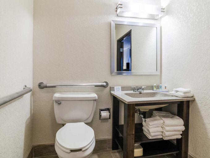 Bathroom 4, Quality Inn Great Bend, Barton