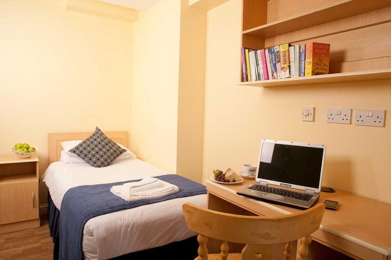 Bedroom 5, Menlo Park Self Catering Apartments