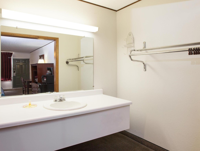 Bathroom 4, Days Inn by Wyndham Clinton OK, Custer