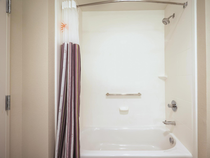 Bathroom 4, La Quinta Inn & Suites by Wyndham Charleston Riverview, Charleston