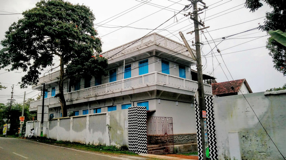 Exterior & Views
