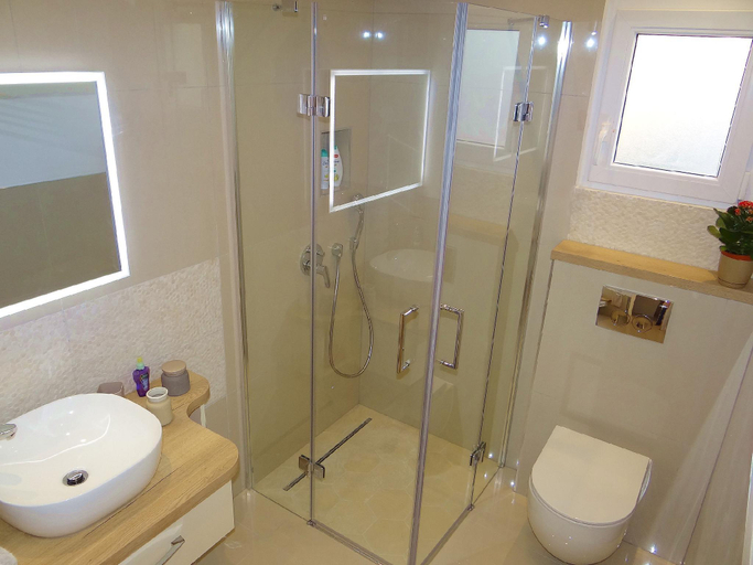 Bathroom, sea view apt w/ swimming pool and jacuzzi a9, Trogir