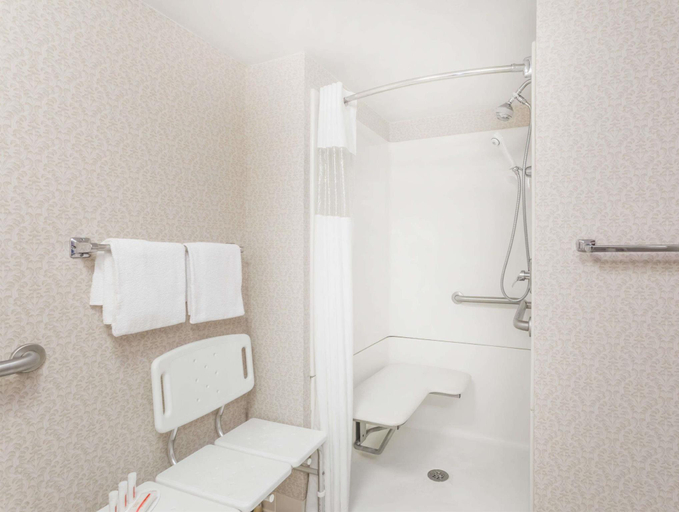 Bathroom 4, Howard Johnson Hotel & Conference Center by Wyndham Salem, Roanoke