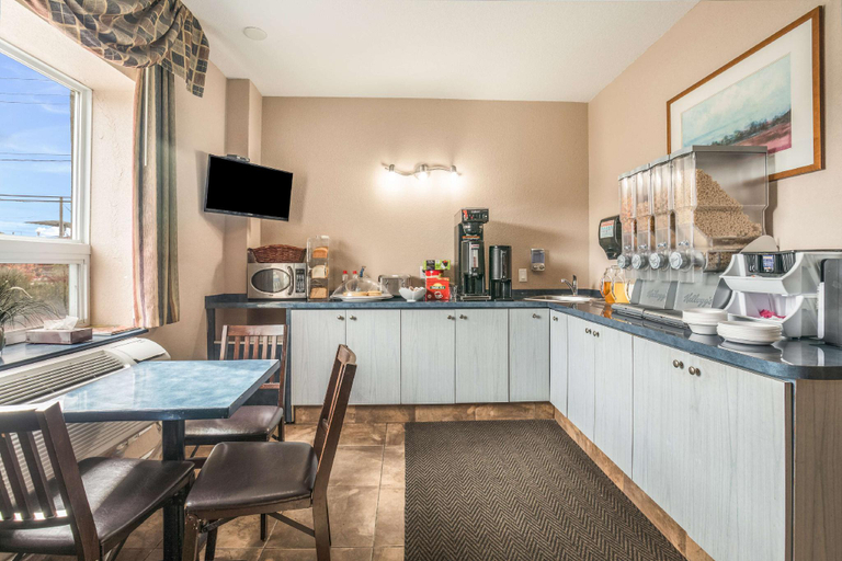 Food & Drinks 5, Knights Inn - Orillia ON, Simcoe